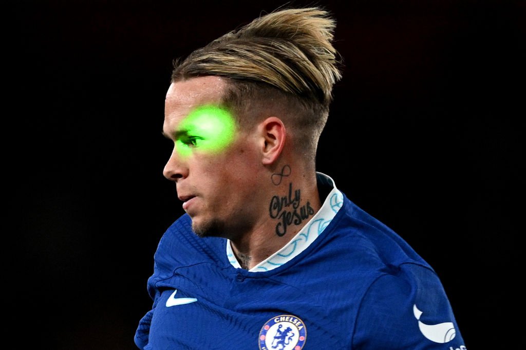 Torcedor é preso após projetar laser em rosto de jogador do Chelsea