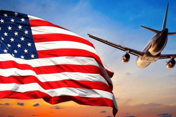 Bandeira dos Estados Unidos juntamente com um avião - Metropoles