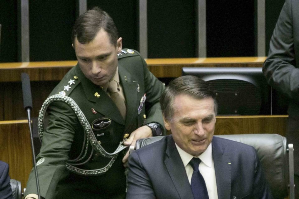 mauro Cid e Bolsonaro durante posse presidencial 2019 no Senado Federal