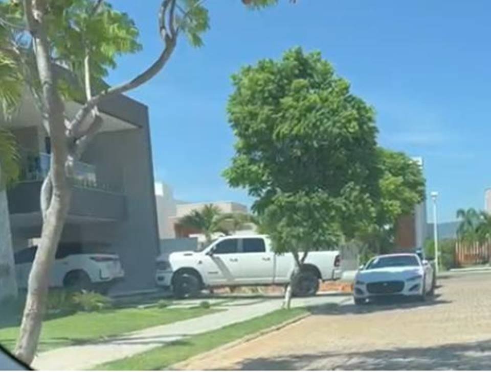 Casa com carros