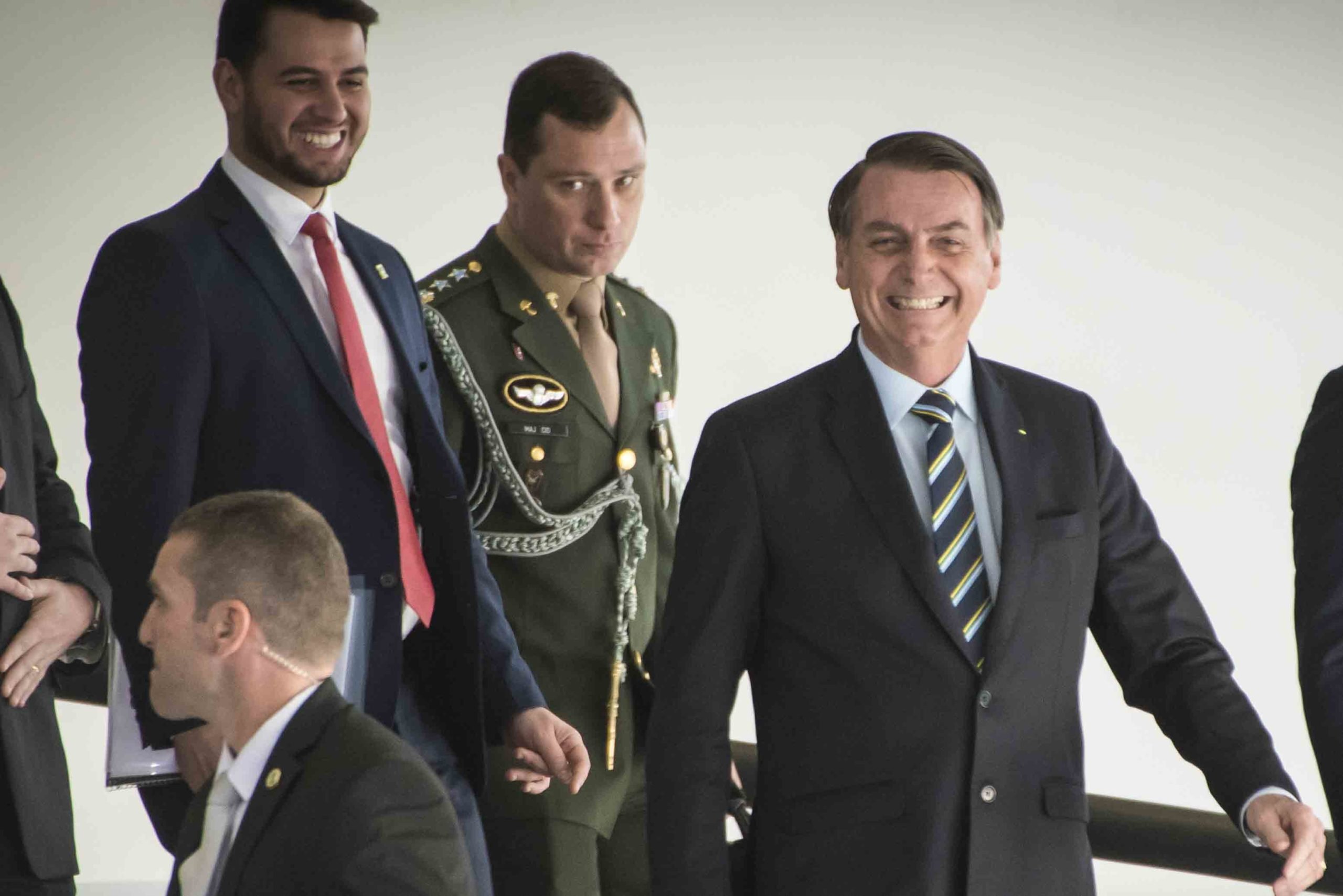 presidente Jair Bolsonaro e Mauro Cid descem a rampa do Planalto
