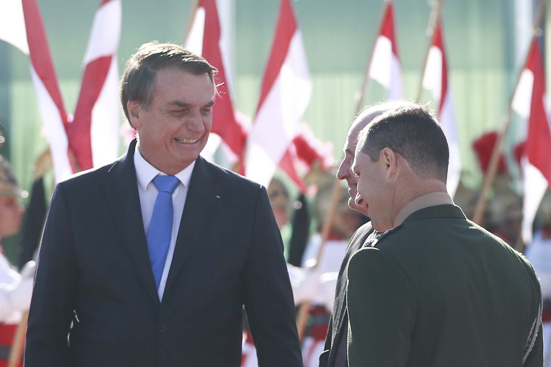 presidente Jair Bolsonaro e Mauro Cid conversam na rampa do Planalto
