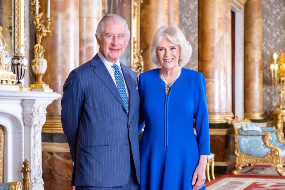 Rei Charles III e rainha consorte Camilla Bowles posam de roupa social em foto no palácio - Metrópoles
