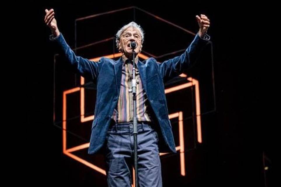 Caetano Veloso cantando em palco - metrópoles