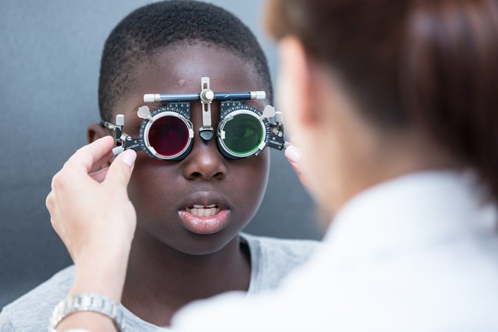 Exame ocular mede grau de daltonismo em criança - Metrópoles