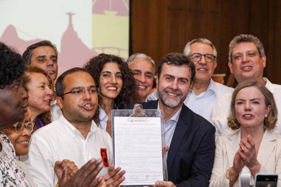 Foto colorida da cerimônia de filiação de Marcelo Freixo ao PT - Metrópoles