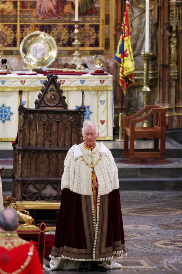 Coroação do rei Charles III tem multidão nas ruas e protestos