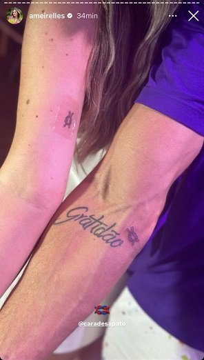 Cara de Sapato e Amanda exibem a tatuagem feita em conjunta. O lutador ainda tem um registro escrito Gratidão - Metrópoles