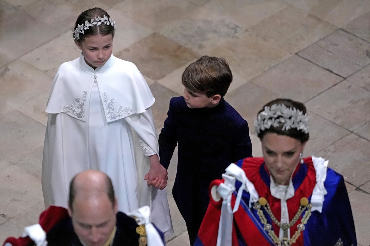 Caras  A cumplicidade dos príncipes Charlotte e Louis na coroação