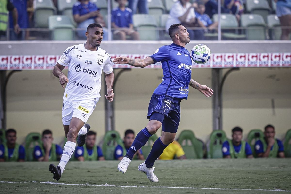 Cruzeiro vence o Santos com gols de Wesley e vira líder do Brasileirão