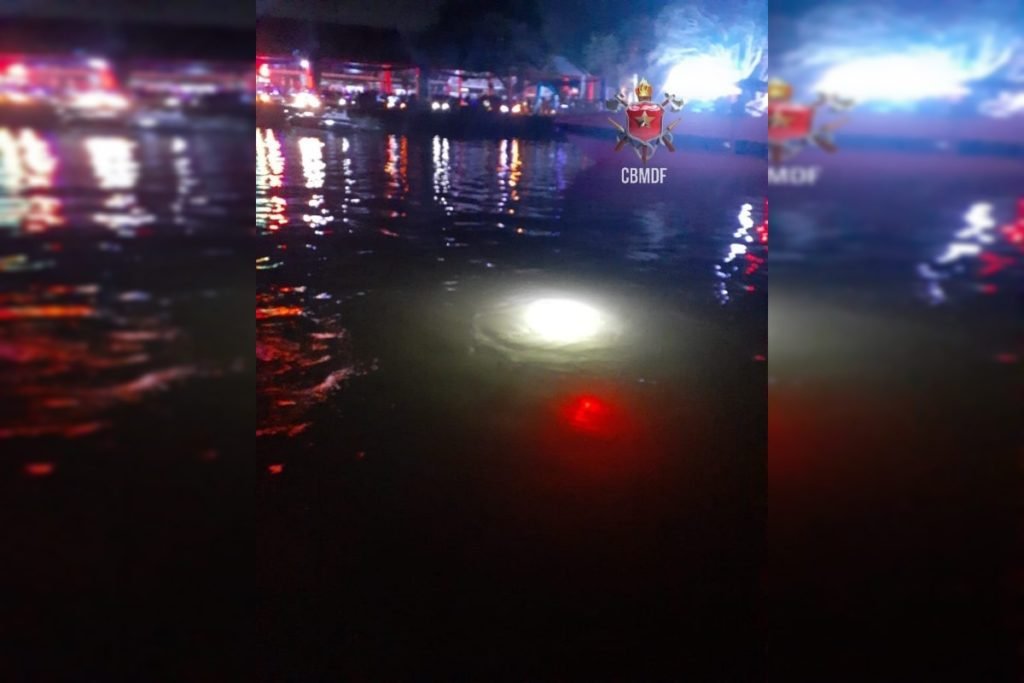 Vídeo: lancha com 10 pessoas afunda no Lago Paranoá
