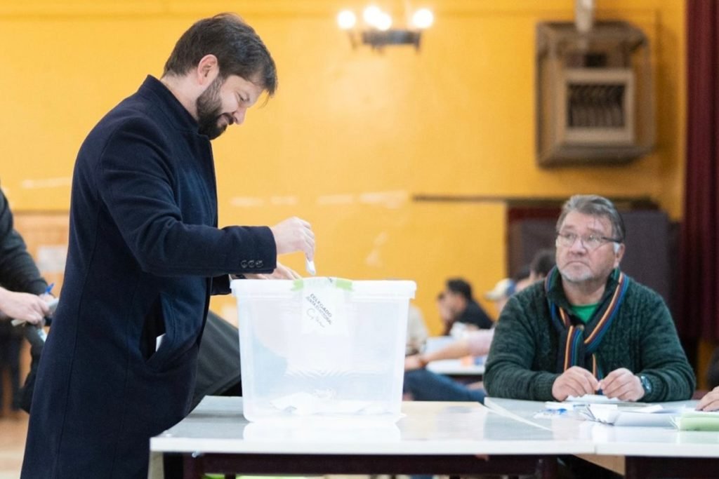 Gabriel Boric Font, presidente do Chile, votando na Constituinte