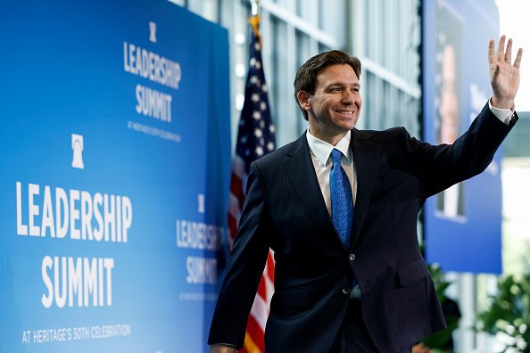 Ron DeSantis desiste da campanha presidencial dos EUA e apoia Trump