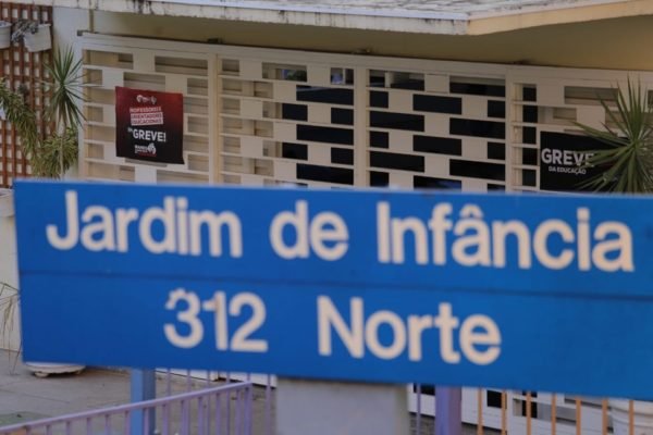 “Mesa de negociação aberta”, diz secretária de Educação após reunião sobre greve com o Sinpro