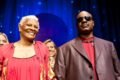 Fotografia colorida de Dionne Warwick e Stevie Wonder-Metrópoles