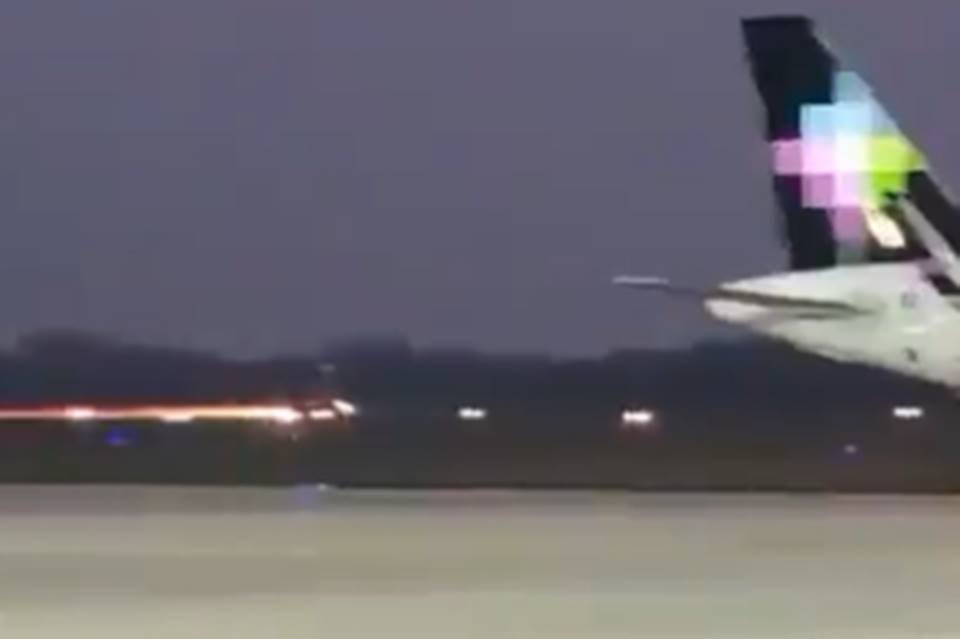 Imagem mostra um avião que se incendiou enquanto pousava - Metrópoles
