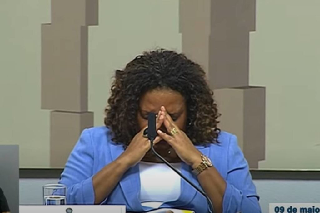 Vídeo: Margareth Menezes se emociona ao vivo ao saber da morte de Rita Lee | Metrópoles