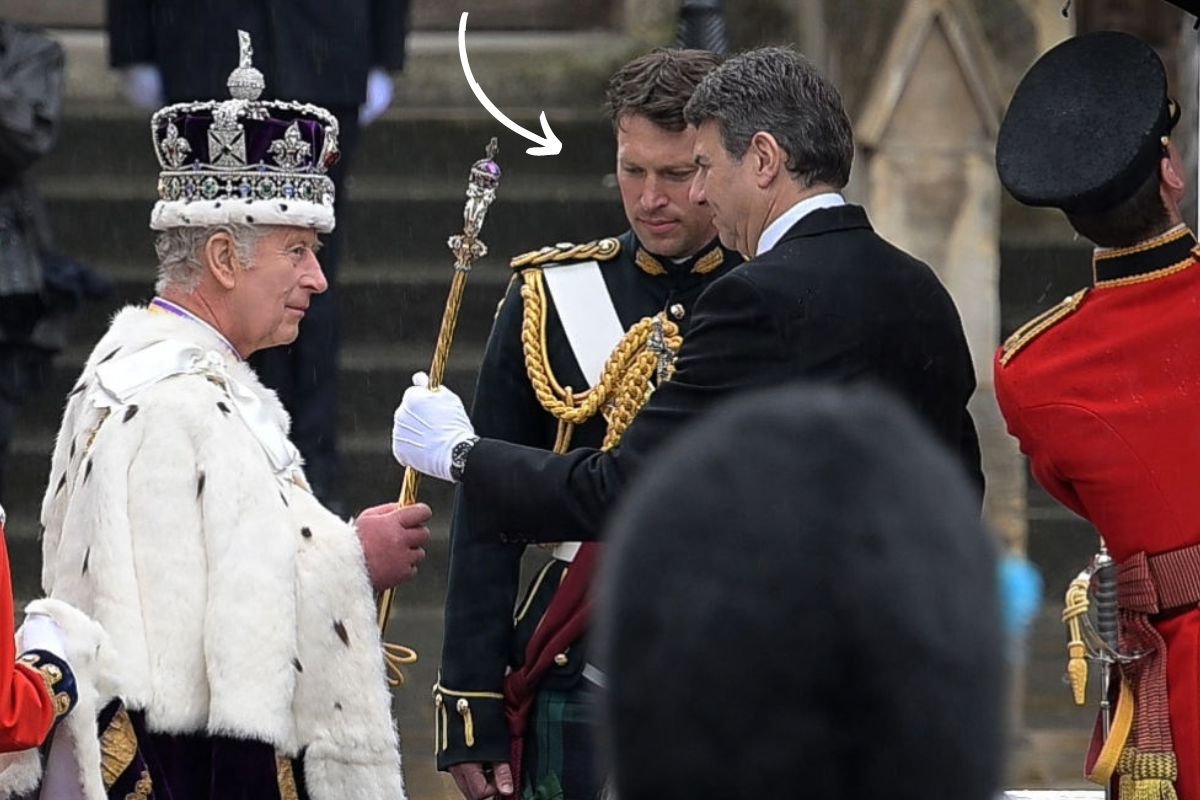 Rei Charles III é coroado em cerimônia apática e sem juramento do