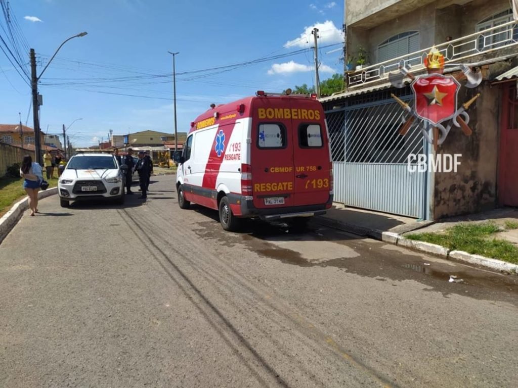 Equipe dos bombeiros em local onde mulher foi vítima de feminicídio em Samambaia
