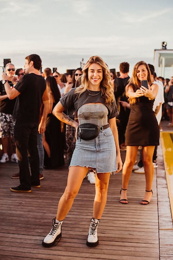 Na imagem com cor, jovens usam looks para curtir festa na capital - Metrópoles