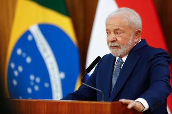 presidente Lula ao lado das bandeiras do brasil e Países Baixos