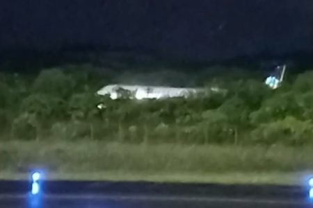 Imagem colorida mostra que Avião sai da pista em aeroporto de Salvador - Metrópoles