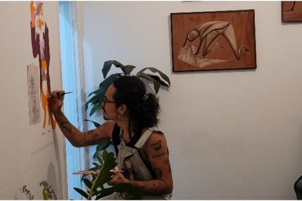 O artista visual Flávio Duarte pinta desenhos na casa de desconhecidos em BH - Metrópoles