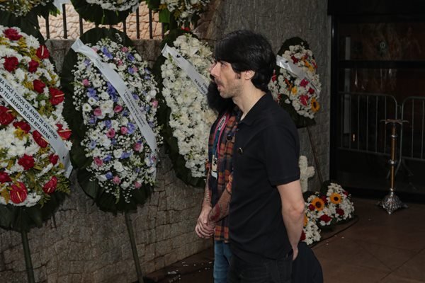 João Lee chega ao enterro Rita Lee