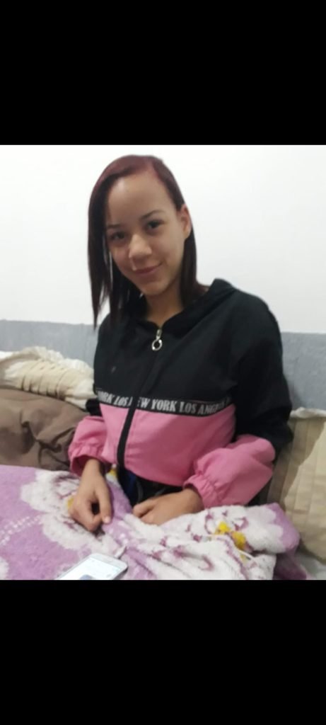 Jovem sentada na cama