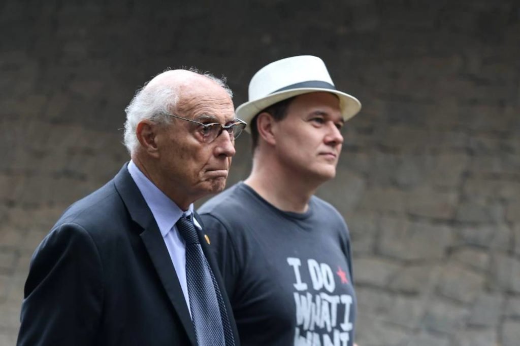 Eduardo e João Suplicy no velório de Rita Lee