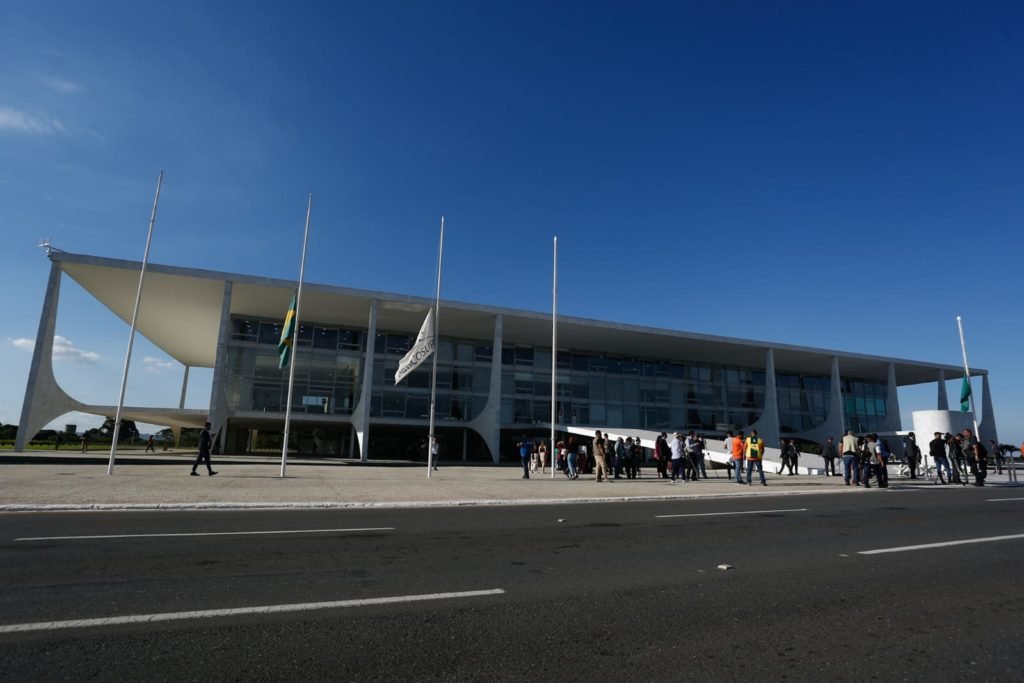 Lula desce a rampa do Planalto após retirada de grades: “Democracia não exige muro”