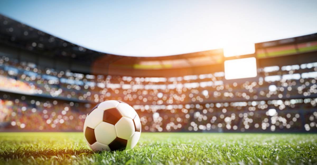 Fotografia colorida mostrando bola no meio do gramado em estádio lotado-Metrópoles