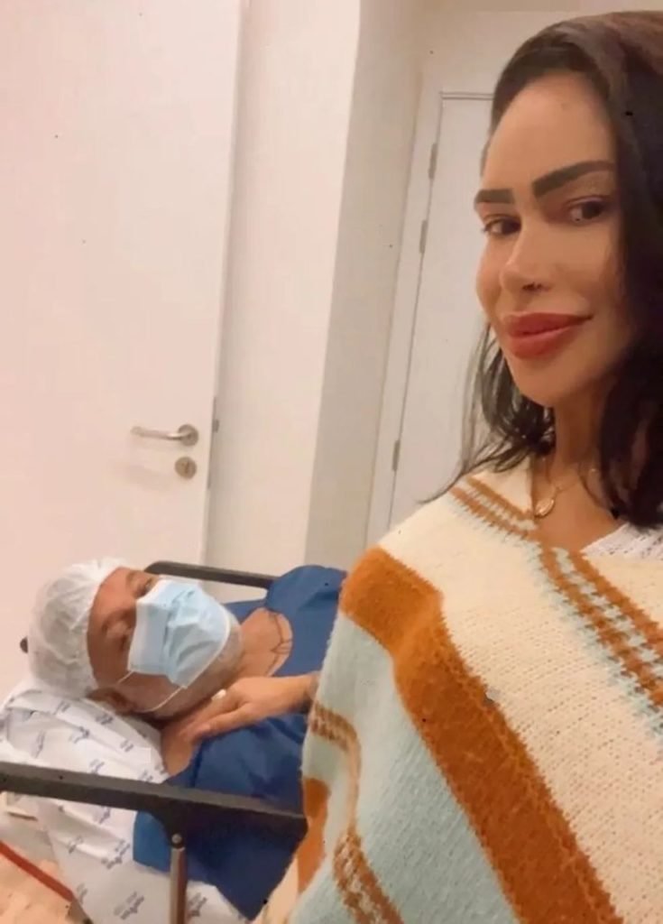 Na foto, Alexandre Frota posa em uma cama de hospital - Metrópoles