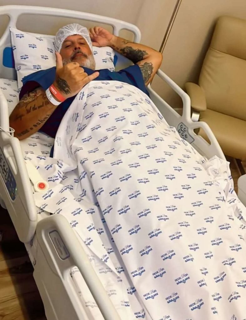 Na foto, Alexandre Frota posa em uma cama de hospital - Metrópoles