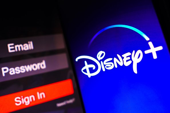 Imagem colorida mostra a marca da Disney plus, a lado de áreas para login e senha para assinantes - Metrópoles