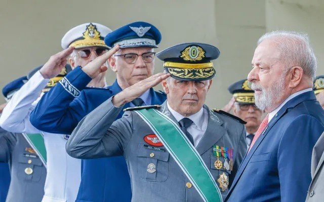 Comandos militares terão foto de comandantes batendo continência a Lula |  Metrópoles