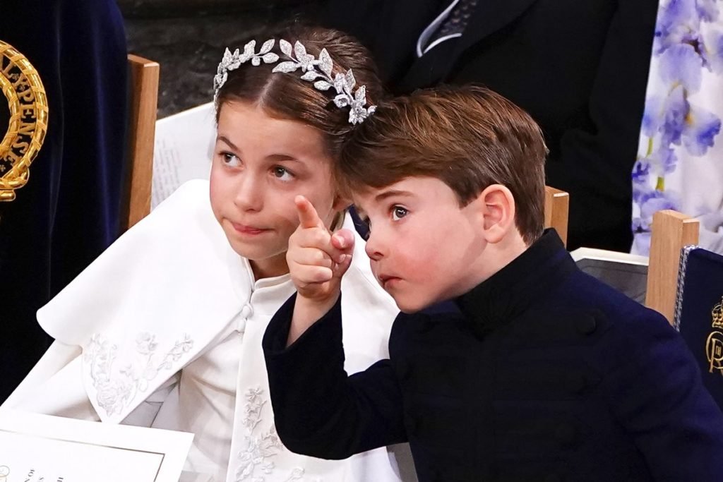 Príncipe Louis surge adorável ao lado dos irmãos George e Charlotte