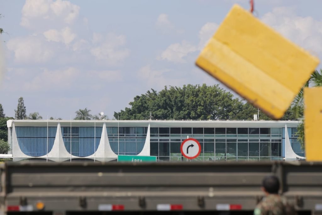 Militares do exército retiram barreiras de concreto que cercavam o Palácio da Alvorada - Metrópoles