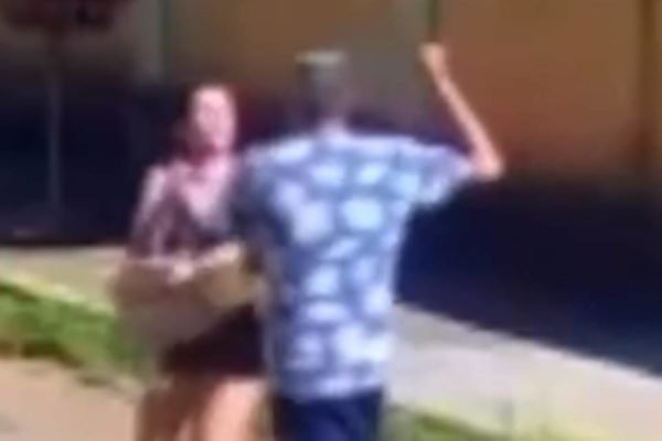 Imagem mostra homem que esfaqueou mulher no meio da rua em Goiânia - Metrópoles