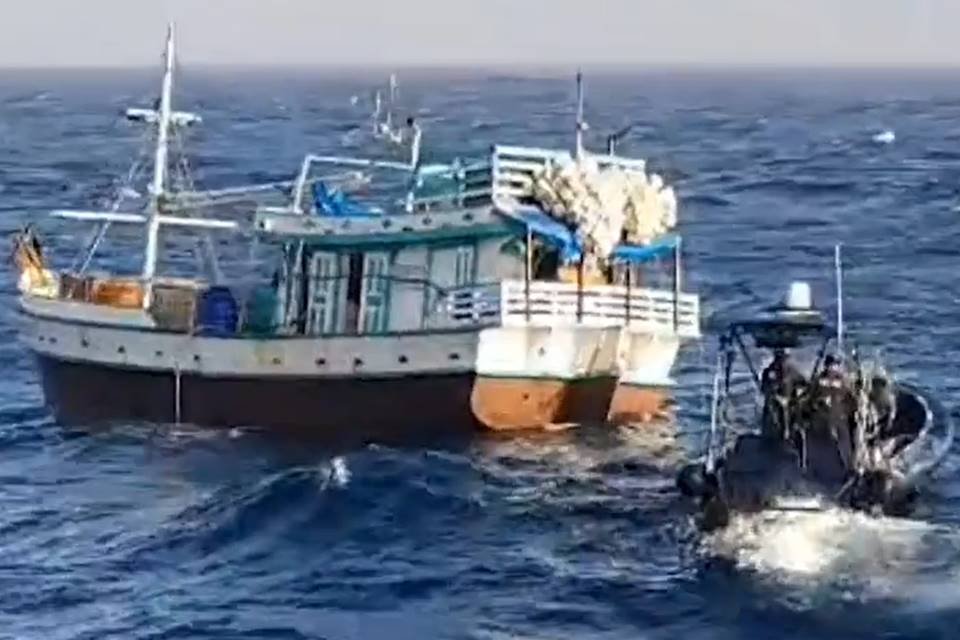 Foto colorida do momento em que barco brasileiro é interceptado na Espanha com 1,5 toneladas de cocaína