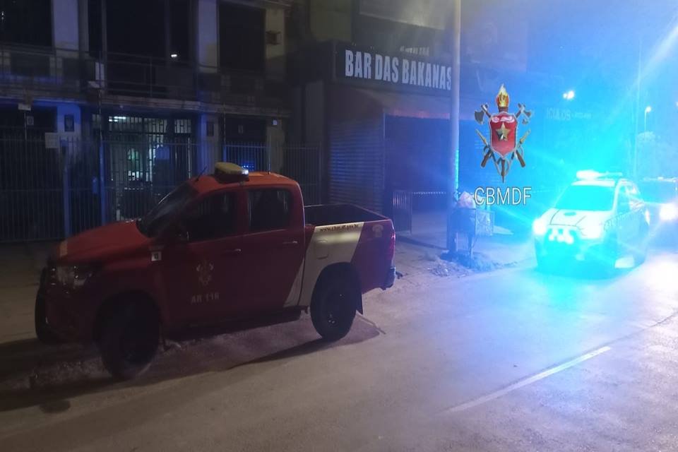 Carro dos bombeiros e da polícia em rua de Taguatinga Sul