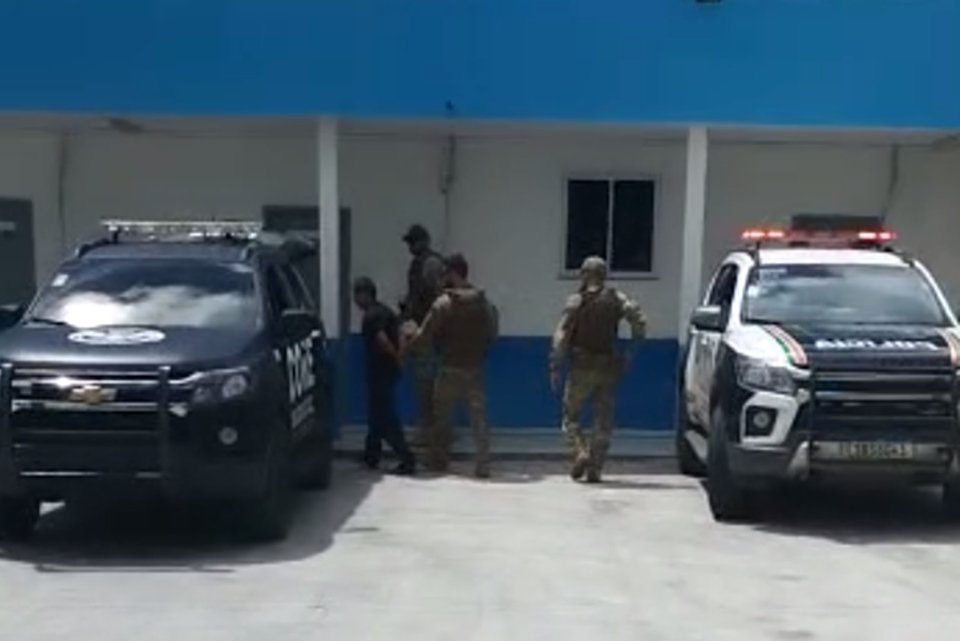 Imagem colorida mostra Policial suspeito de matar quatro companheiros em delegacia no Ceará é preso - Metrópoles