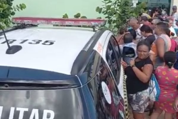 Imagem mostra Multidão se reúne em frente à delegacia onde policial matou companheiros no Ceará - Metrópoles