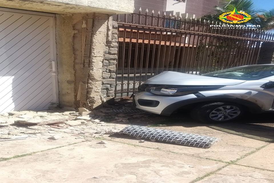 Carro batido em muro em Taguatinga Sul