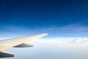Na foto, a asa de um avião e um céu ao fundo - Metrópoles