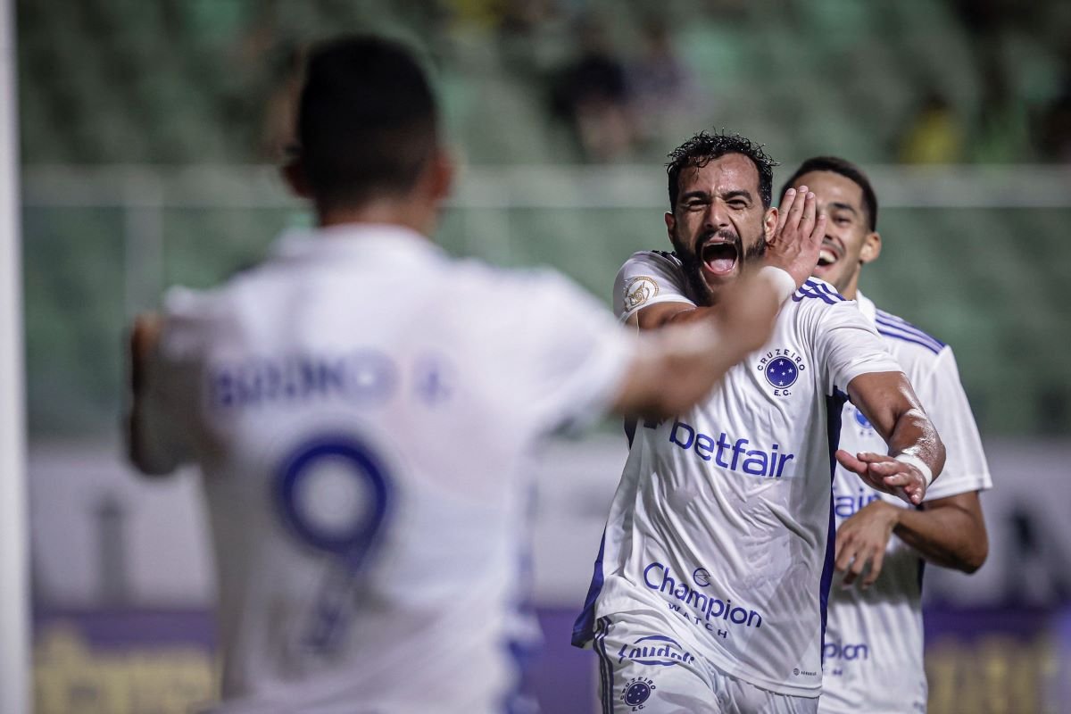 Cruzeiro e Santos raposa vence e assume ponta do Brasileirão