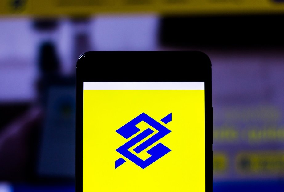 Foto colorida de um celular com a logo do Banco do Brasil - Metrópoles