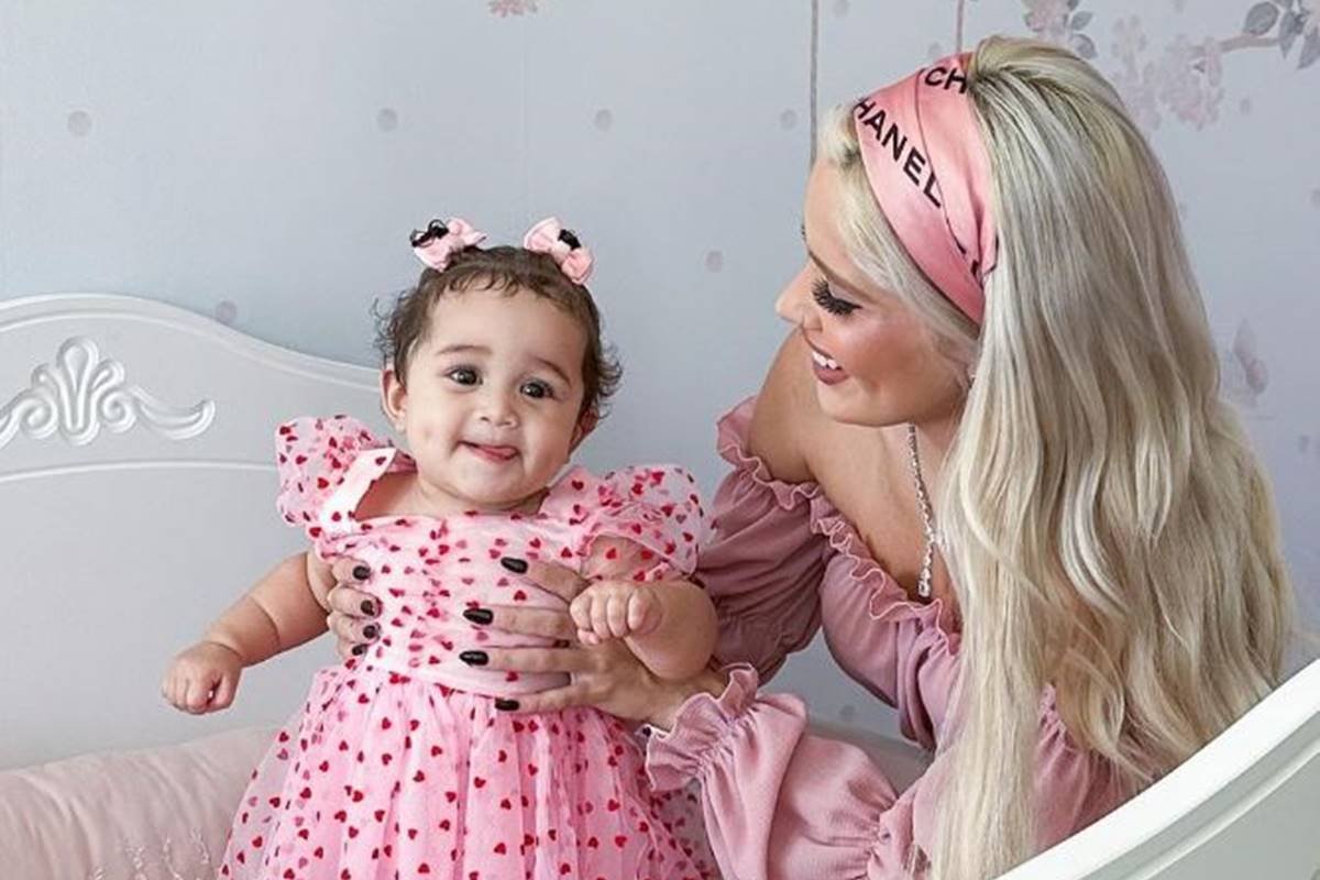 Karoline Lima revela altura que a filha, Cecília, terá na adolescência e se  mostra surpresa: 'Vai me carregar no colo