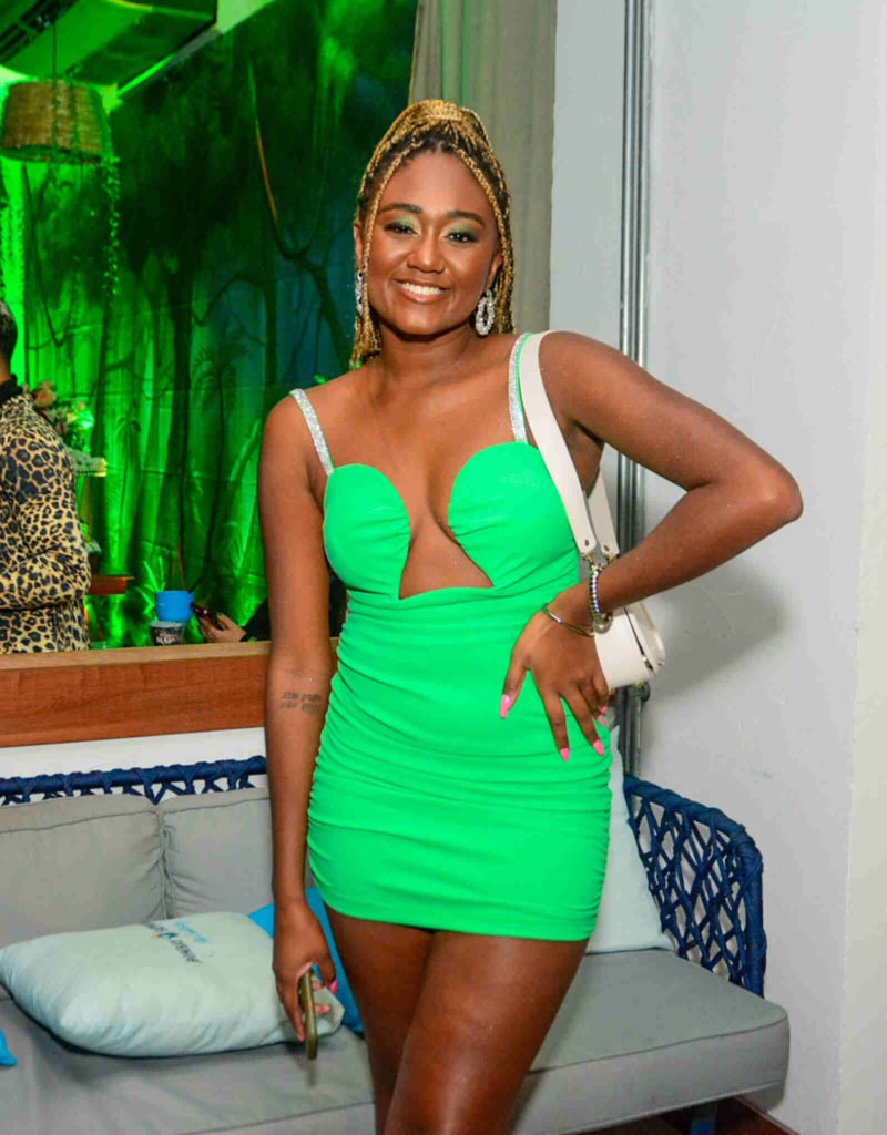 Foto colorida de Sarah Aline,ex-BBB23. Ela está com uma blusa verde - Metrópoles