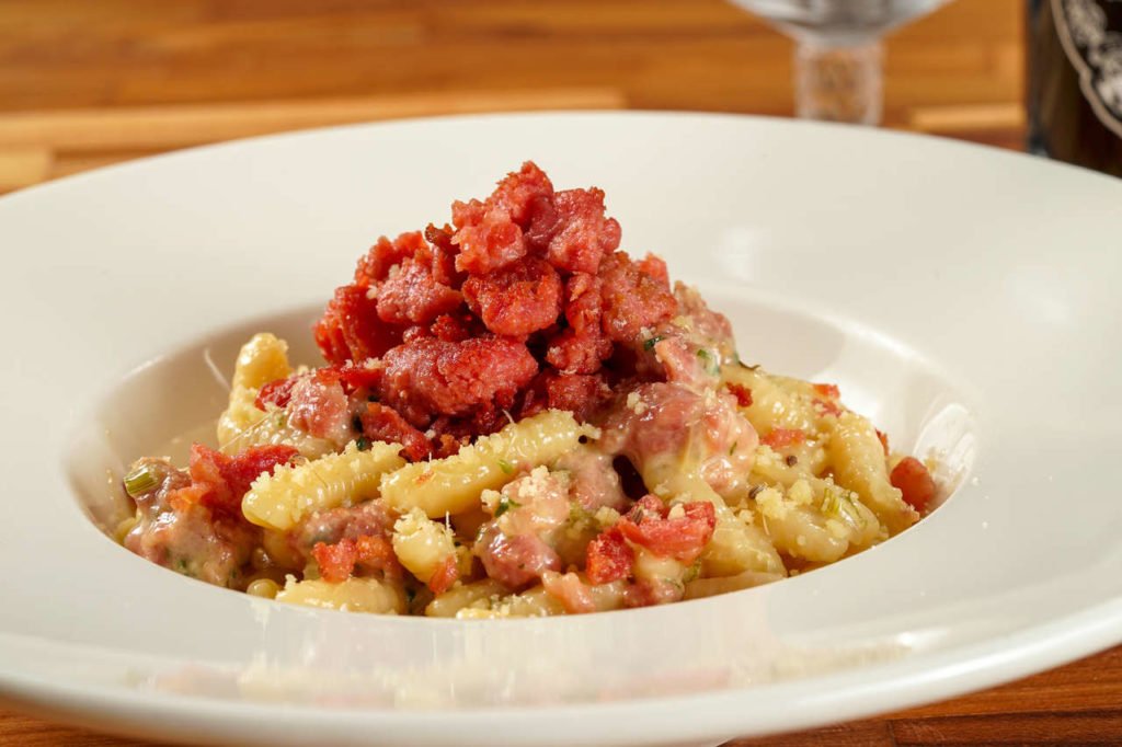 Na foto, um prato branco com comidas coloridas - Metrópoles
